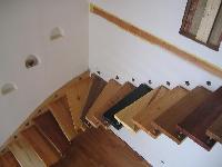 Treppe aus 15 verschiedenen Hölzern